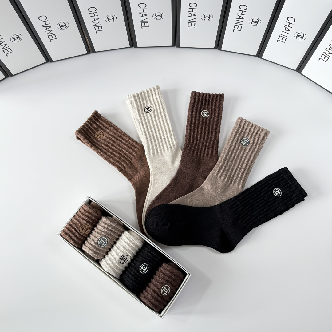 💛配专柜包装Chanel（香奈儿）新款羊绒刺绣中长款堆堆袜袜子！一盒五双，专柜同步筒袜袜子，💛大牌出街，