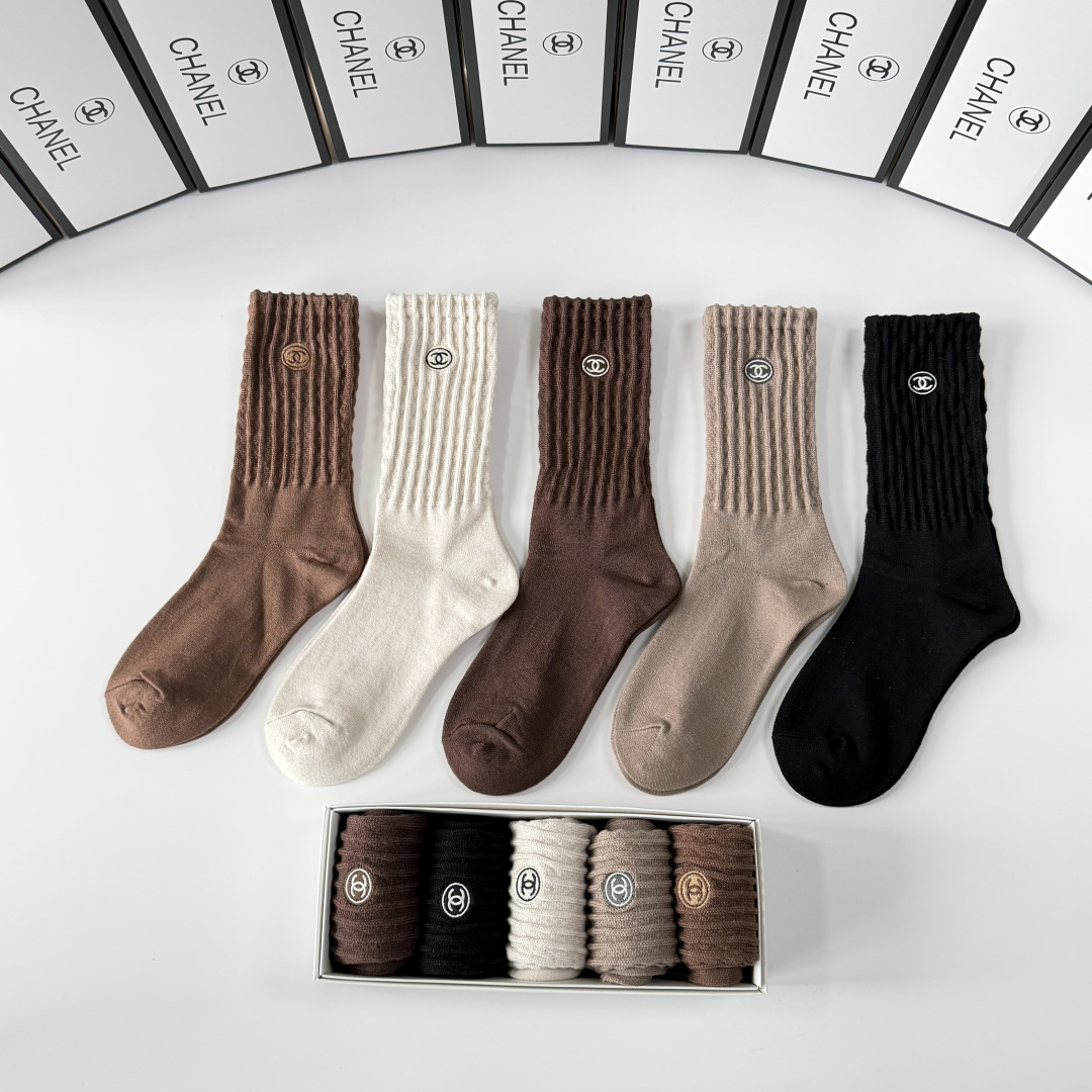 💛配专柜包装Chanel（香奈儿）新款羊绒刺绣中长款堆堆袜袜子！一盒五双，专柜同步筒袜袜子，💛大牌出街，