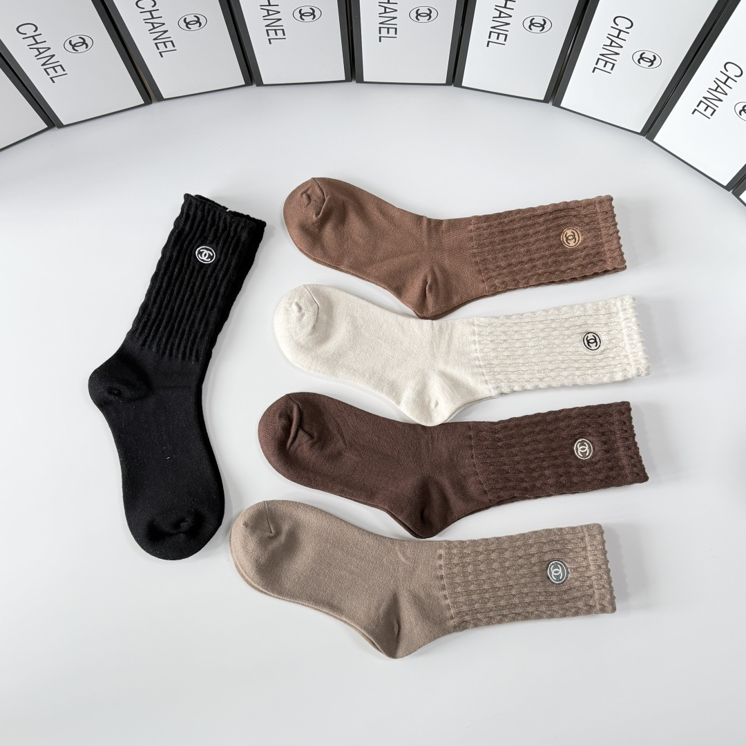 💛配专柜包装Chanel（香奈儿）新款羊绒刺绣中长款堆堆袜袜子！一盒五双，专柜同步筒袜袜子，💛大牌出街，