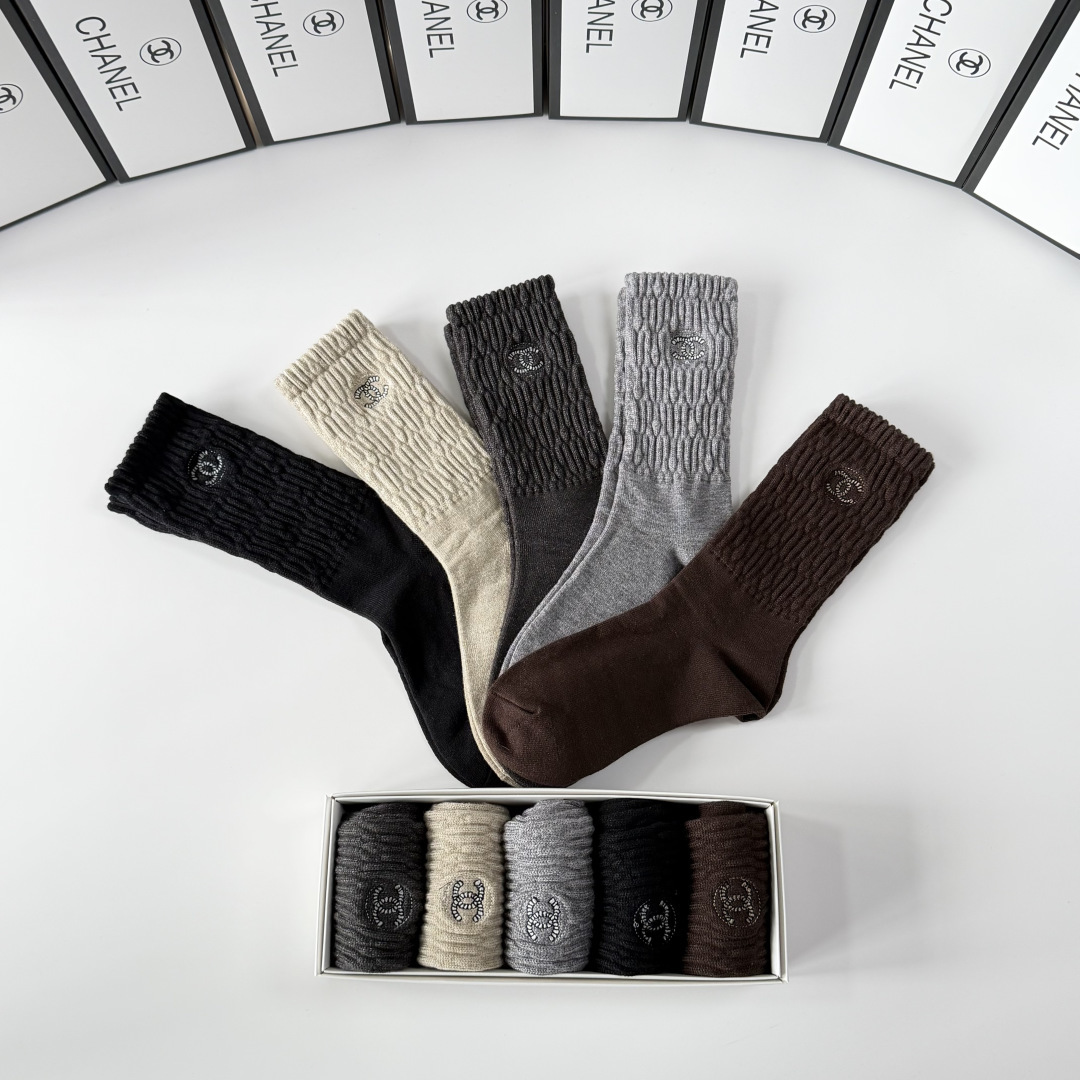 💛配专柜包装Chanel（香奈儿）新款羊绒刺绣中长款堆堆袜袜子！一盒五双，专柜同步筒袜袜子，💛大牌出街，
