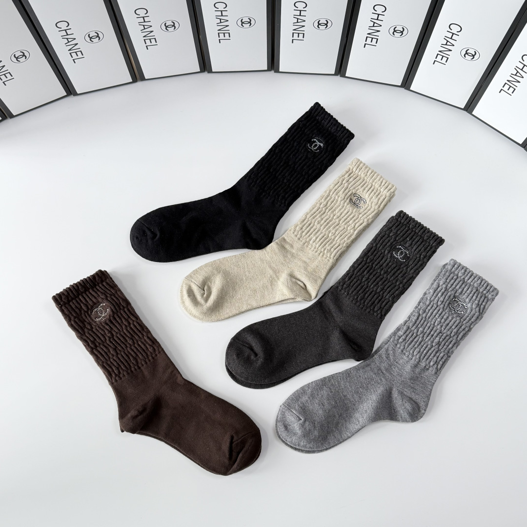 💛配专柜包装Chanel（香奈儿）新款羊绒刺绣中长款堆堆袜袜子！一盒五双，专柜同步筒袜袜子，💛大牌出街，