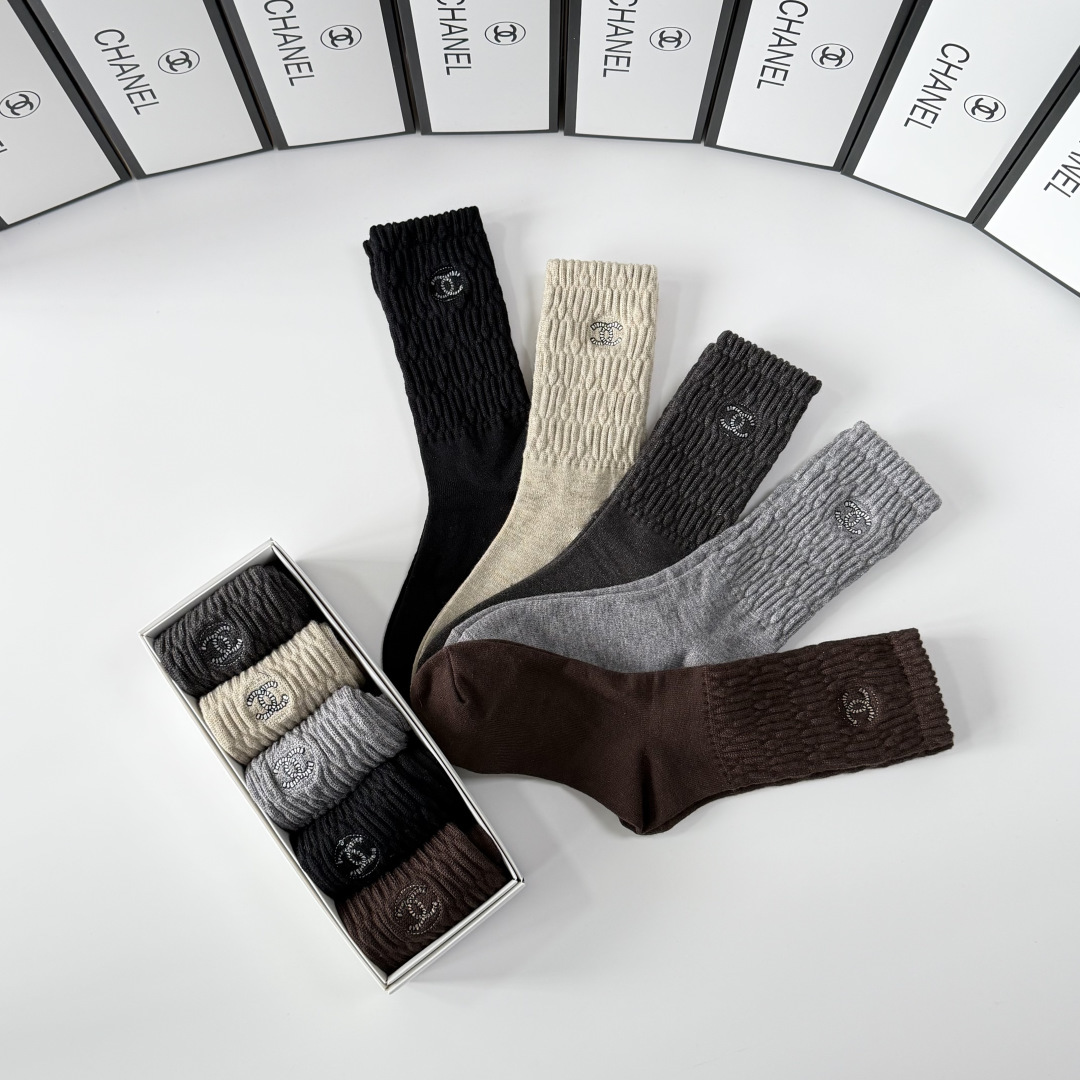 💛配专柜包装Chanel（香奈儿）新款羊绒刺绣中长款堆堆袜袜子！一盒五双，专柜同步筒袜袜子，💛大牌出街，