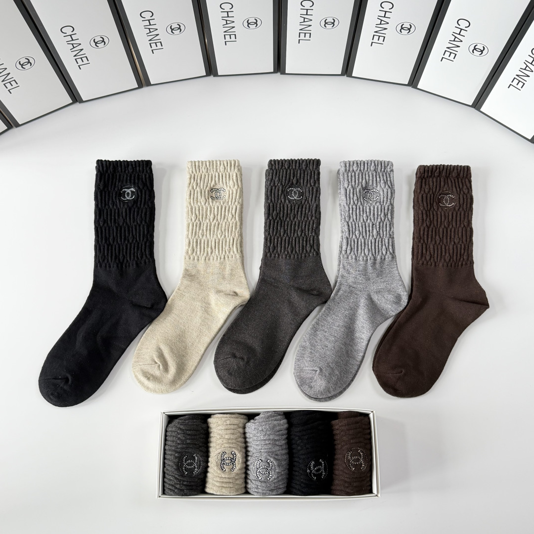 💛配专柜包装Chanel（香奈儿）新款羊绒刺绣中长款堆堆袜袜子！一盒五双，专柜同步筒袜袜子，💛大牌出街，