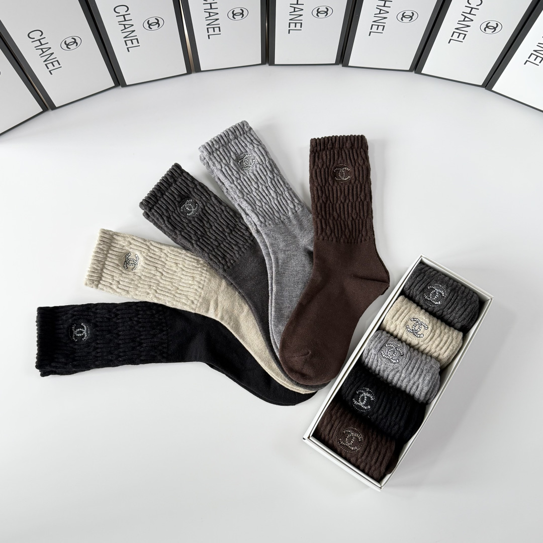 💛配专柜包装Chanel（香奈儿）新款羊绒刺绣中长款堆堆袜袜子！一盒五双，专柜同步筒袜袜子，💛大牌出街，