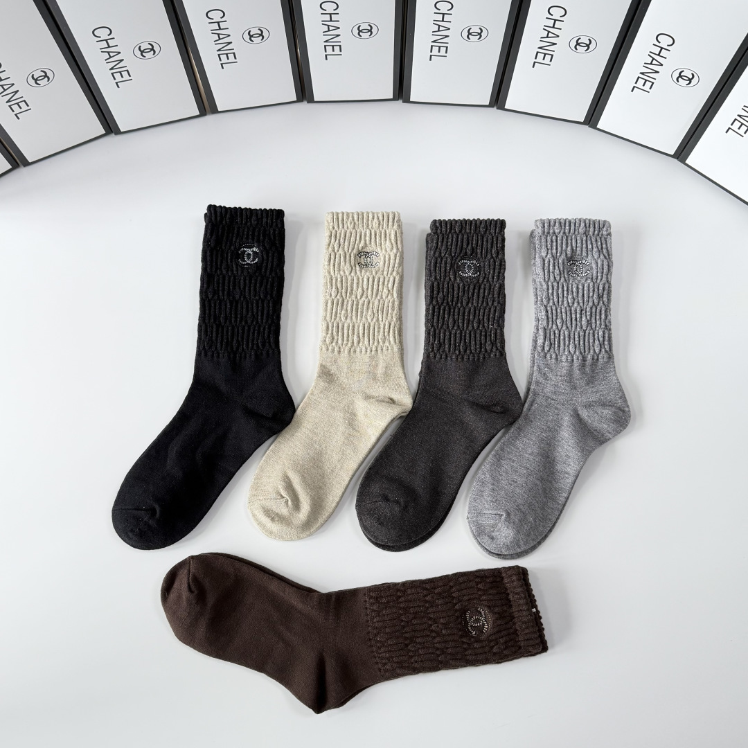 💛配专柜包装Chanel（香奈儿）新款羊绒刺绣中长款堆堆袜袜子！一盒五双，专柜同步筒袜袜子，💛大牌出街，