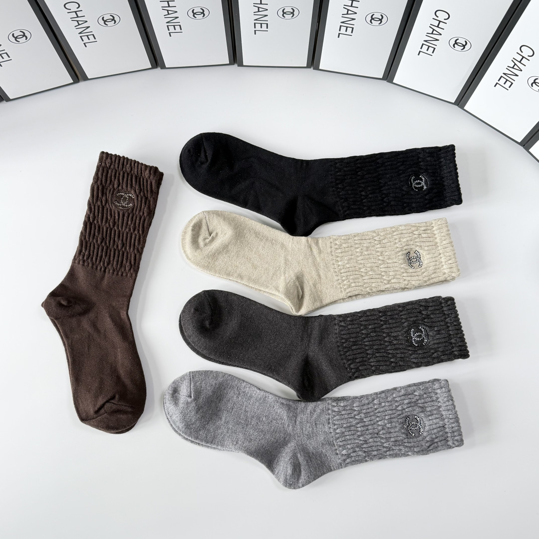 💛配专柜包装Chanel（香奈儿）新款羊绒刺绣中长款堆堆袜袜子！一盒五双，专柜同步筒袜袜子，💛大牌出街，