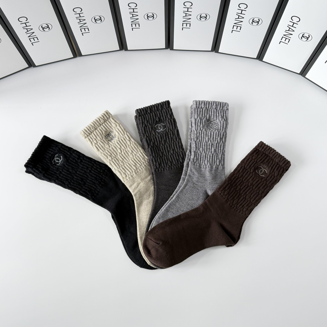 💛配专柜包装Chanel（香奈儿）新款羊绒刺绣中长款堆堆袜袜子！一盒五双，专柜同步筒袜袜子，💛大牌出街，