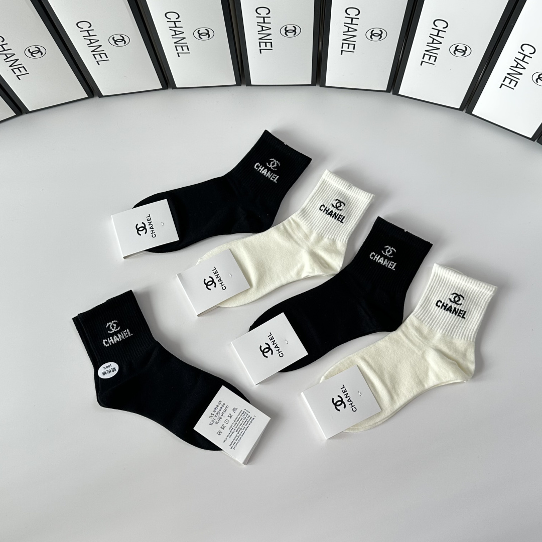 💛配专柜包装Chanel（香奈儿）新款中长款堆堆袜袜子！一盒五双，专柜同步筒袜袜子，💛大牌出街，潮人必备