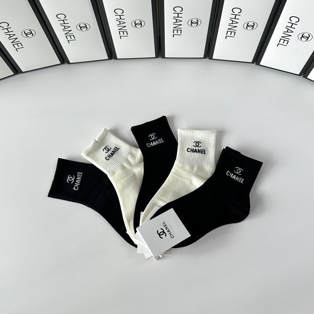 💛配专柜包装Chanel（香奈儿）新款中长款堆堆袜袜子！一盒五双，专柜同步筒袜袜子，💛大牌出街，潮人必备