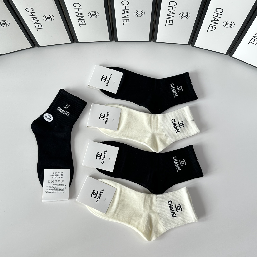 💛配专柜包装Chanel（香奈儿）新款中长款堆堆袜袜子！一盒五双，专柜同步筒袜袜子，💛大牌出街，潮人必备