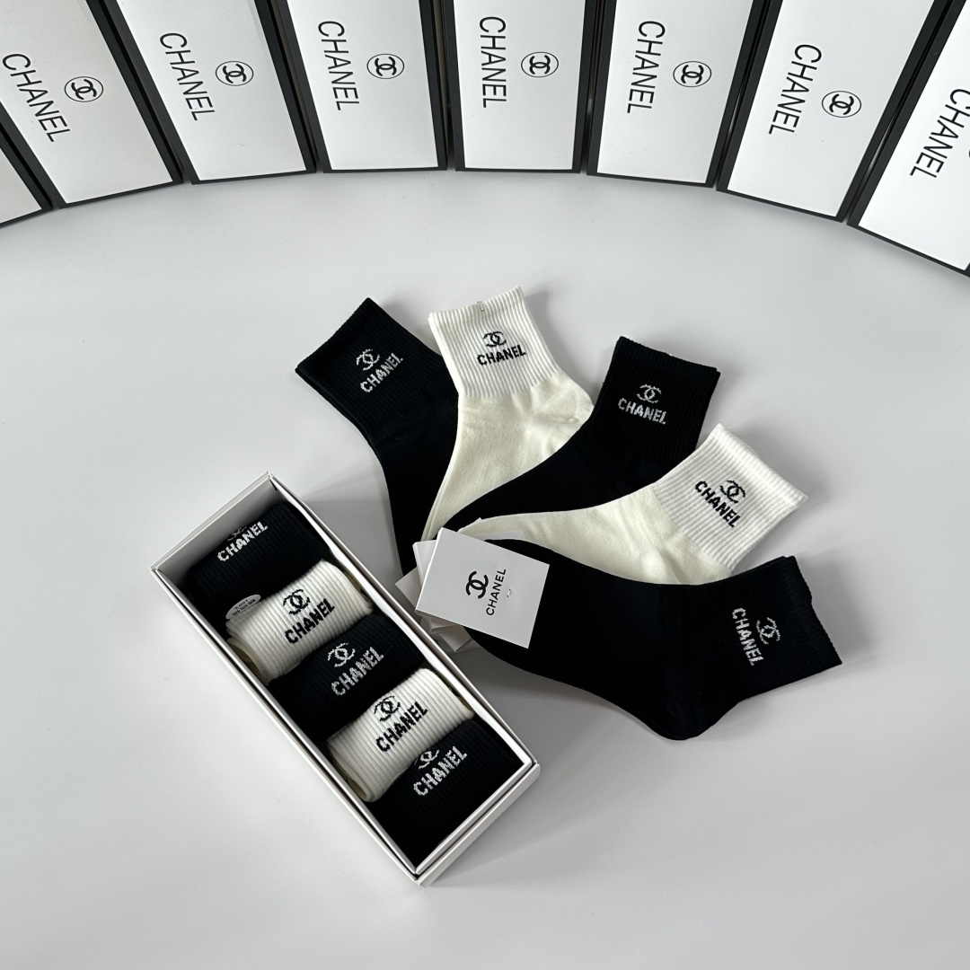 💛配专柜包装Chanel（香奈儿）新款中长款堆堆袜袜子！一盒五双，专柜同步筒袜袜子，💛大牌出街，潮人必备