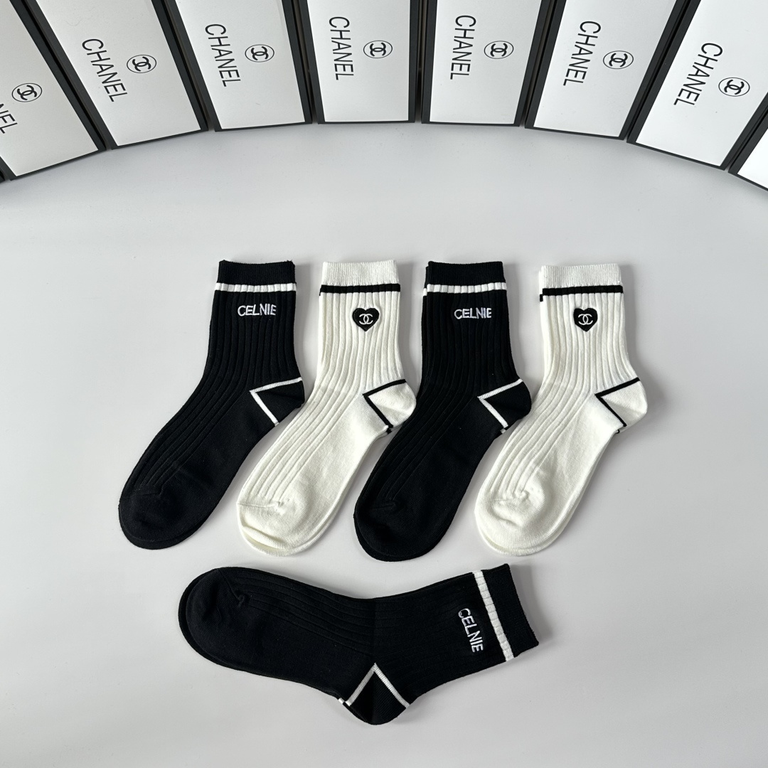 💛配包装Chanel（香奈儿）新款刺绣中长款堆堆袜袜子！一盒五双， 专柜同步筒款袜子，💛大牌出街，潮人必