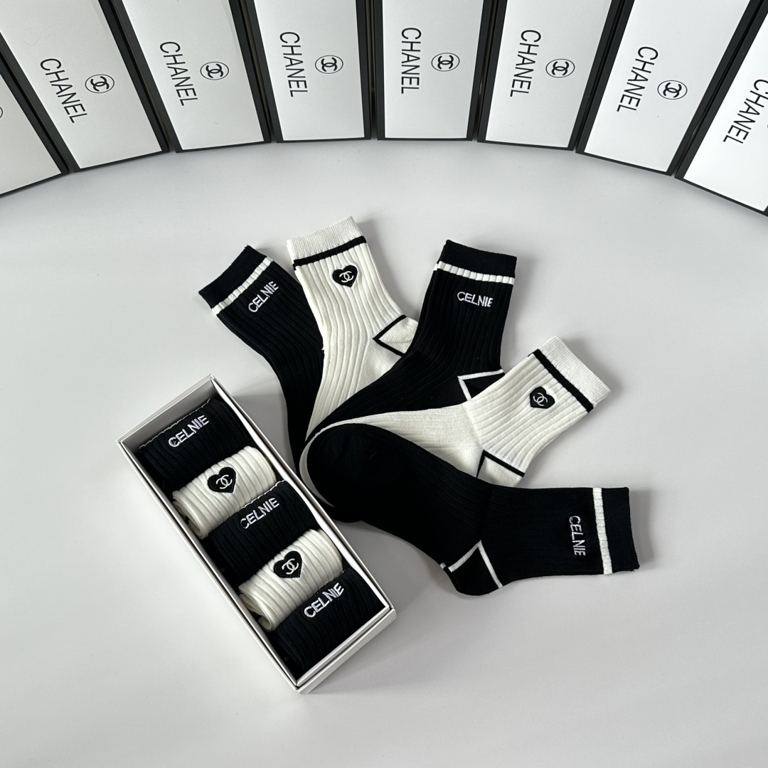 💛配包装Chanel（香奈儿）新款刺绣中长款堆堆袜袜子！一盒五双， 专柜同步筒款袜子，💛大牌出街，潮人必