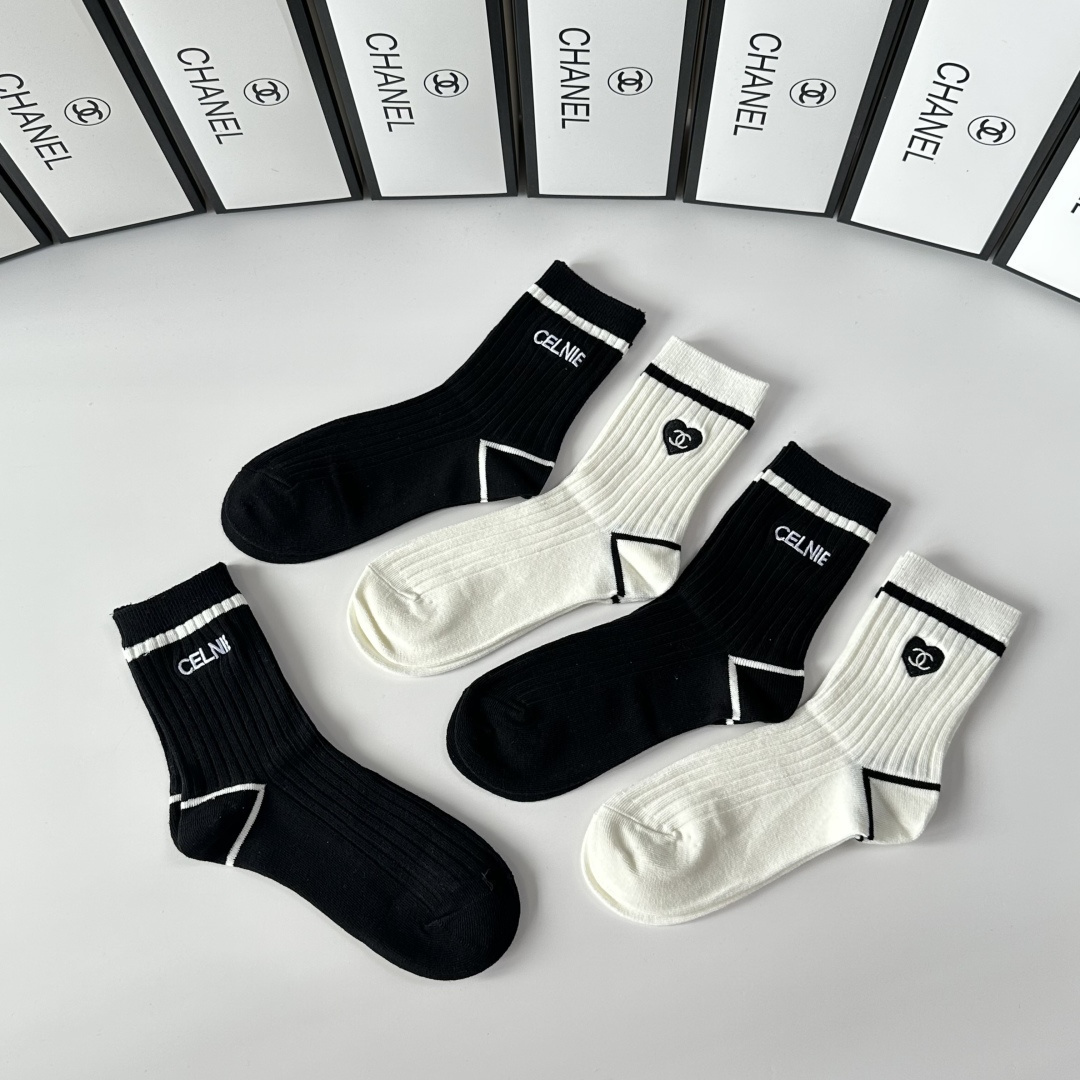💛配包装Chanel（香奈儿）新款刺绣中长款堆堆袜袜子！一盒五双， 专柜同步筒款袜子，💛大牌出街，潮人必