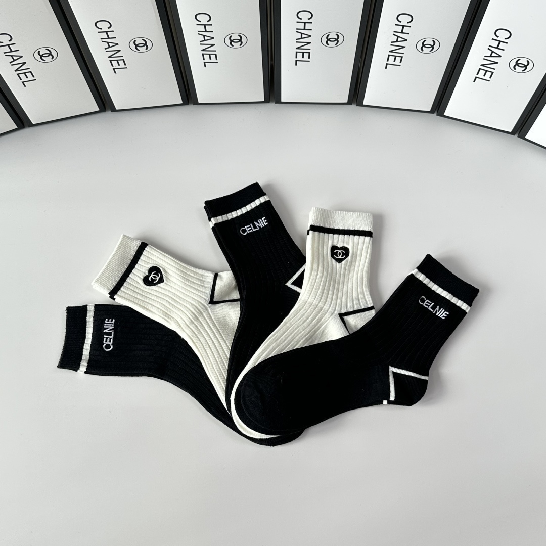 💛配包装Chanel（香奈儿）新款刺绣中长款堆堆袜袜子！一盒五双， 专柜同步筒款袜子，💛大牌出街，潮人必