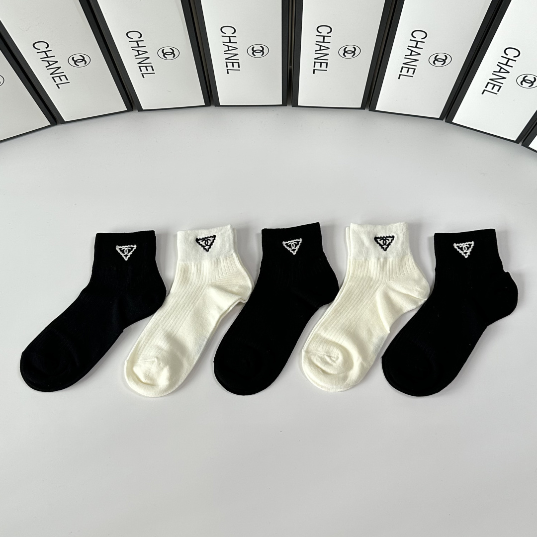 💛配专柜包装Chanel（香奈儿）新款中短款堆堆袜袜子！一盒五双，专柜同步筒袜袜子，💛大牌出街，潮人必备