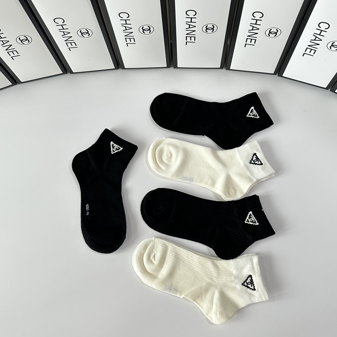 💛配专柜包装Chanel（香奈儿）新款中短款堆堆袜袜子！一盒五双，专柜同步筒袜袜子，💛大牌出街，潮人必备
