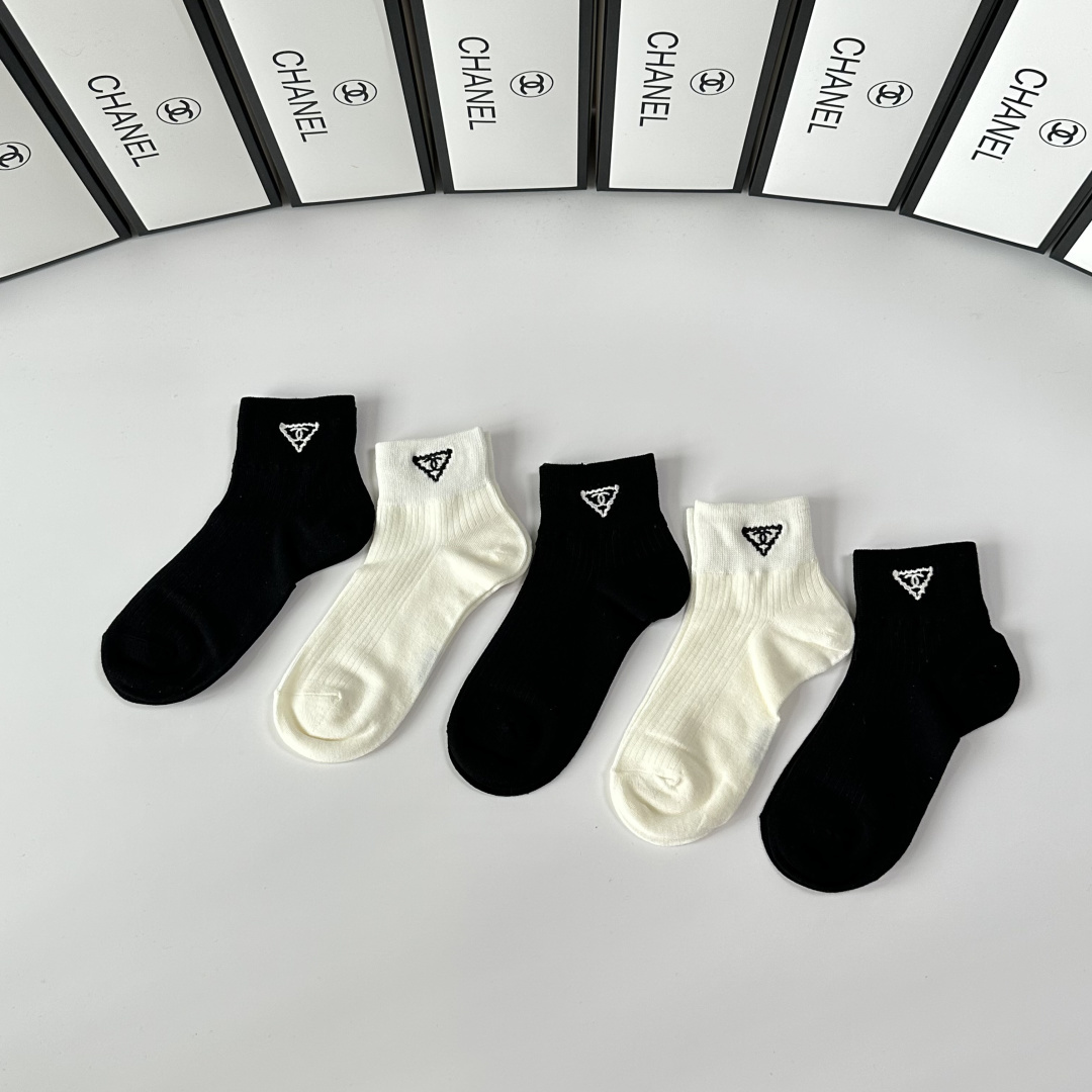 💛配专柜包装Chanel（香奈儿）新款中短款堆堆袜袜子！一盒五双，专柜同步筒袜袜子，💛大牌出街，潮人必备