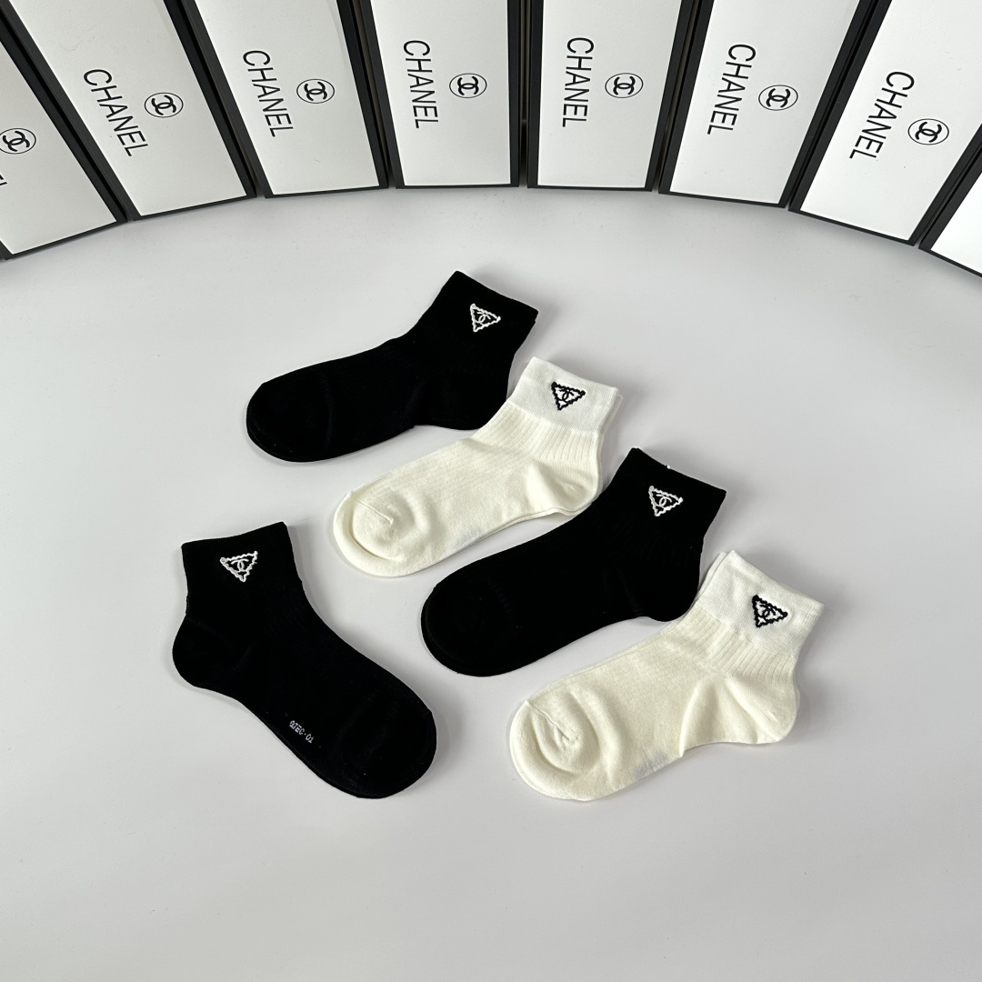 💛配专柜包装Chanel（香奈儿）新款中短款堆堆袜袜子！一盒五双，专柜同步筒袜袜子，💛大牌出街，潮人必备