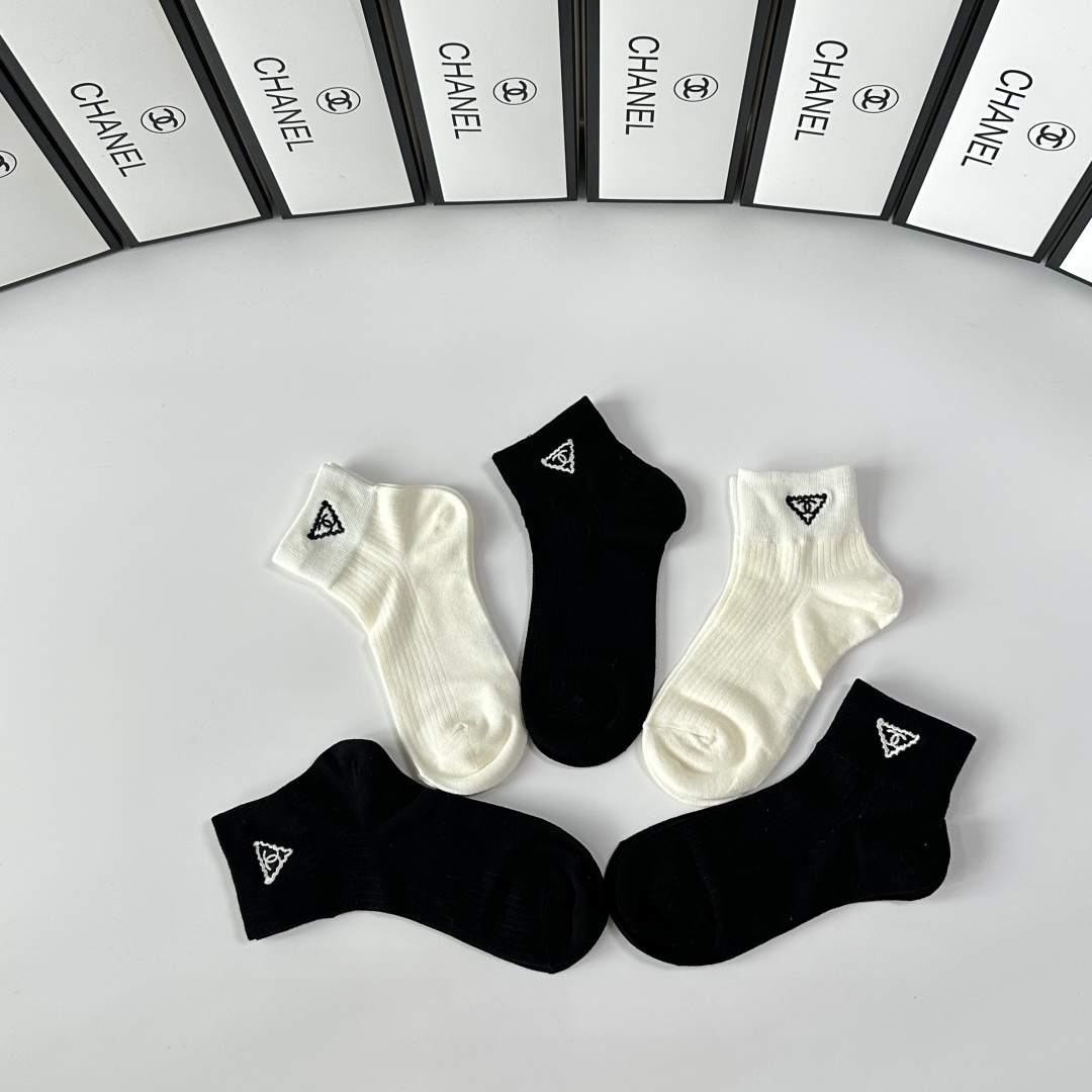 💛配专柜包装Chanel（香奈儿）新款中短款堆堆袜袜子！一盒五双，专柜同步筒袜袜子，💛大牌出街，潮人必备