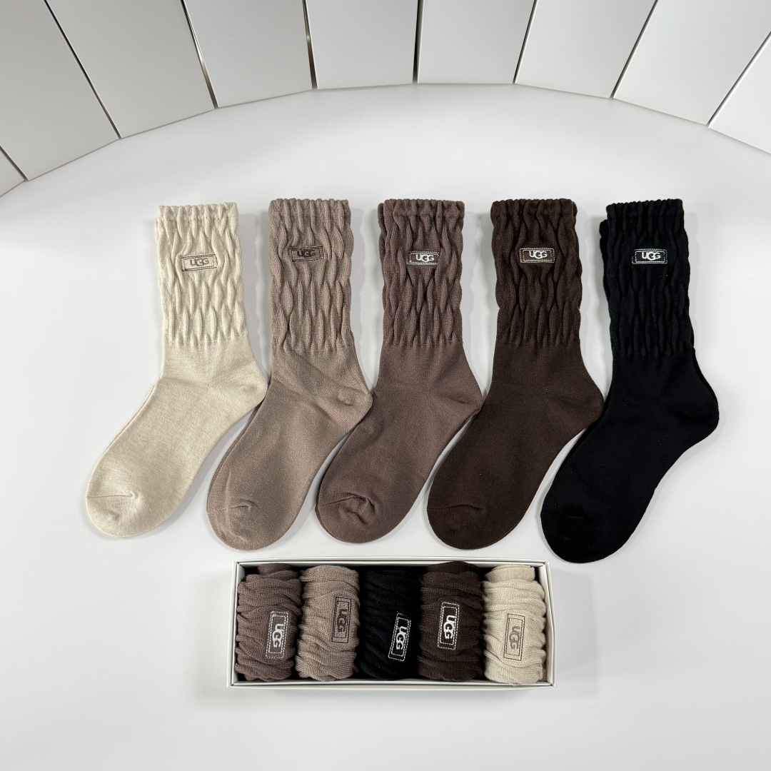 💛配包装UGG 新款羊绒刺绣中长款堆堆袜袜子！一盒五双， 专柜同步筒款袜子，💛大牌出街，潮人必备🔥超好搭