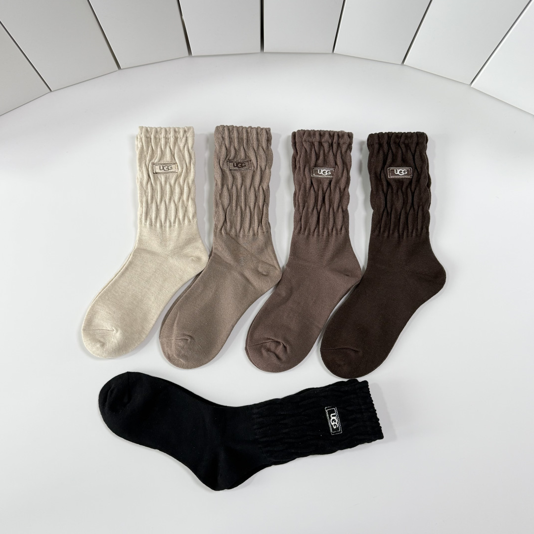 💛配包装UGG 新款羊绒刺绣中长款堆堆袜袜子！一盒五双， 专柜同步筒款袜子，💛大牌出街，潮人必备🔥超好搭