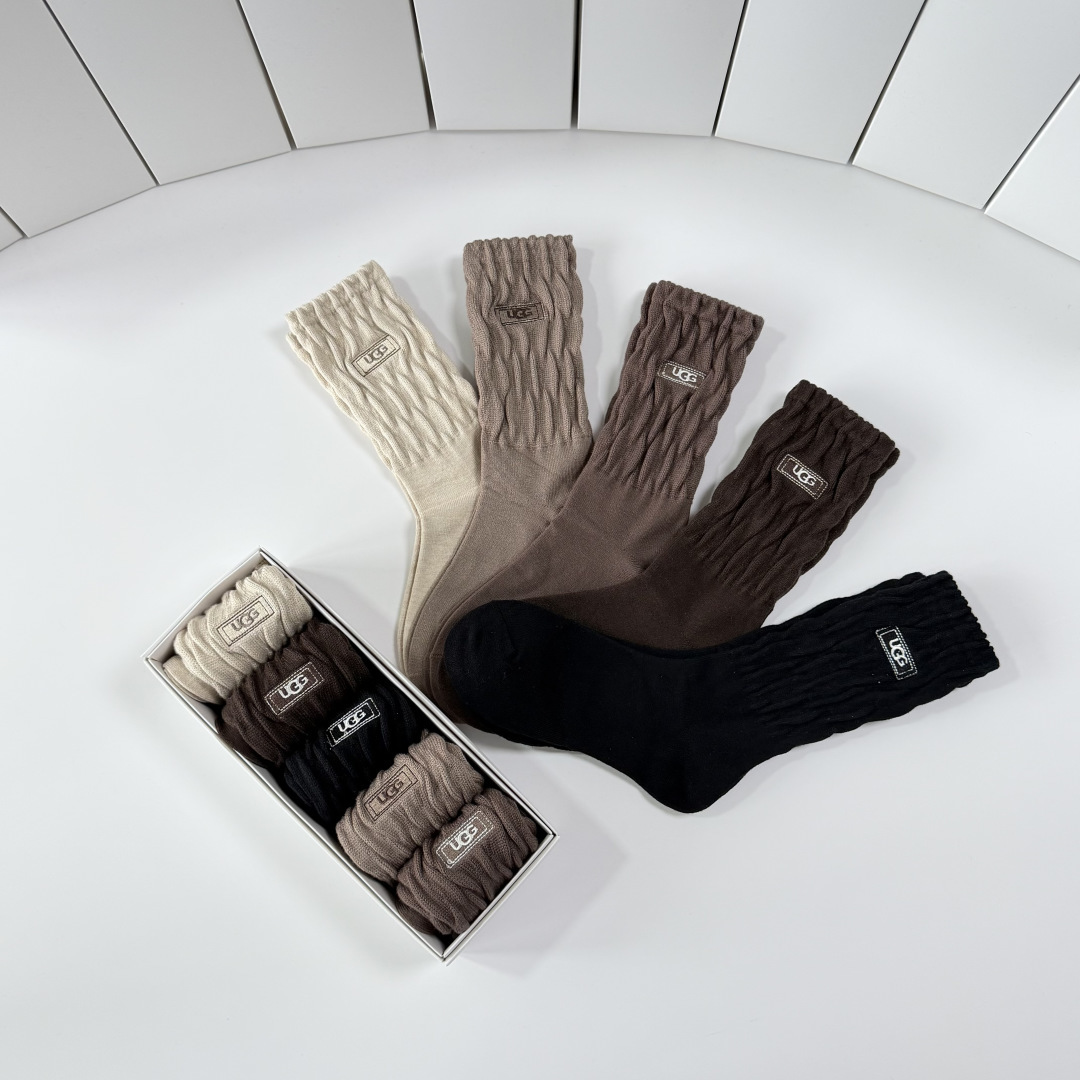 💛配包装UGG 新款羊绒刺绣中长款堆堆袜袜子！一盒五双， 专柜同步筒款袜子，💛大牌出街，潮人必备🔥超好搭
