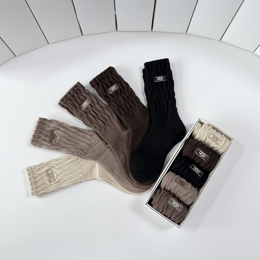 💛配包装UGG 新款羊绒刺绣中长款堆堆袜袜子！一盒五双， 专柜同步筒款袜子，💛大牌出街，潮人必备🔥超好搭