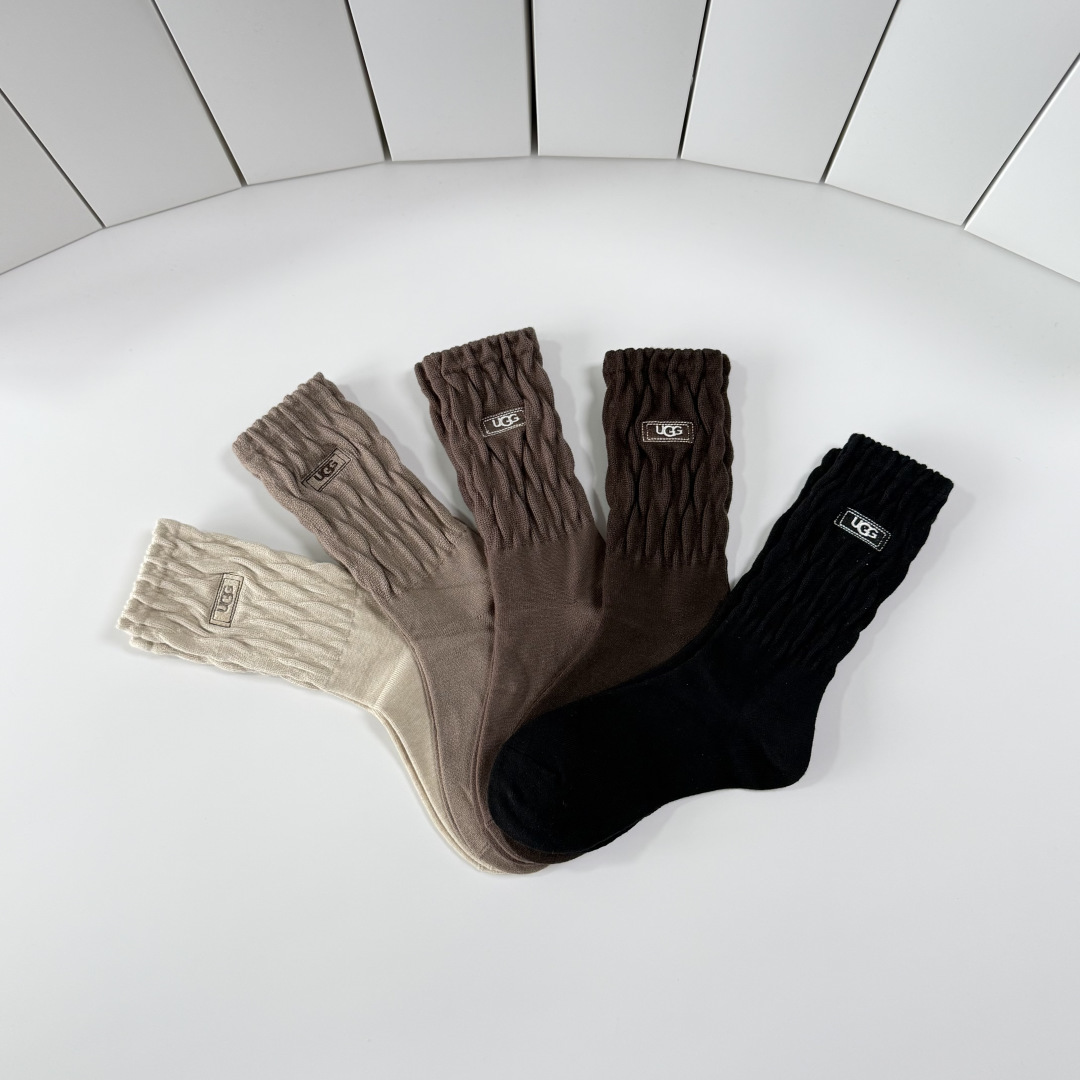 💛配包装UGG 新款羊绒刺绣中长款堆堆袜袜子！一盒五双， 专柜同步筒款袜子，💛大牌出街，潮人必备🔥超好搭