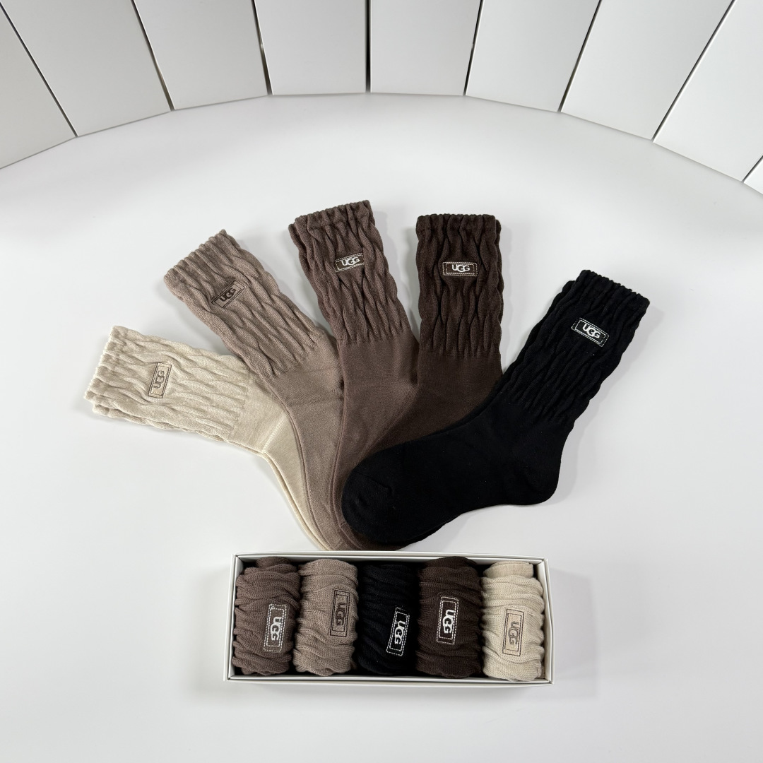 💛配包装UGG 新款羊绒刺绣中长款堆堆袜袜子！一盒五双， 专柜同步筒款袜子，💛大牌出街，潮人必备🔥超好搭