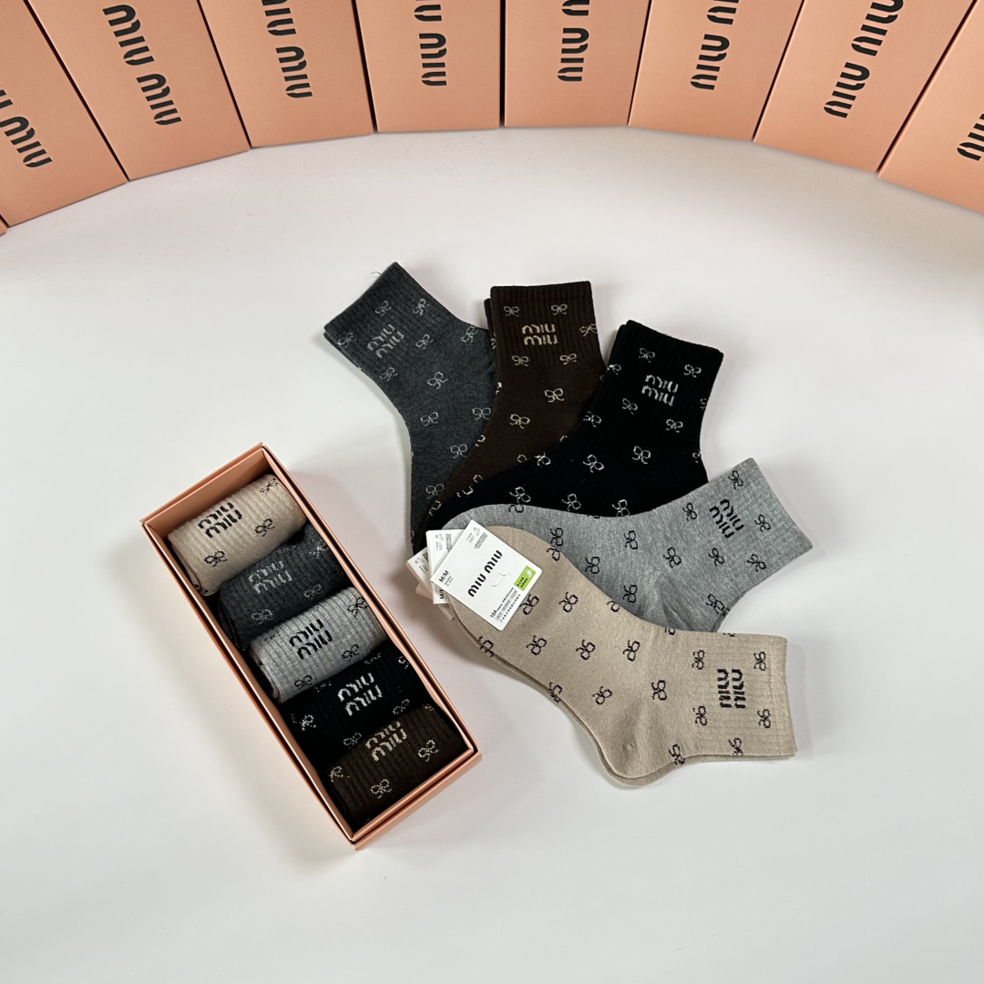 💛配专柜包装MiuMiu（缪缪）新款羊毛中长款堆堆袜袜子！一盒五双，专柜同步筒袜袜子，💛大牌出街，潮人必