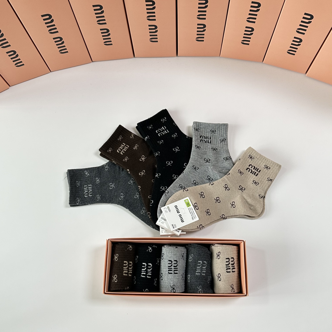 💛配专柜包装MiuMiu（缪缪）新款羊毛中长款堆堆袜袜子！一盒五双，专柜同步筒袜袜子，💛大牌出街，潮人必