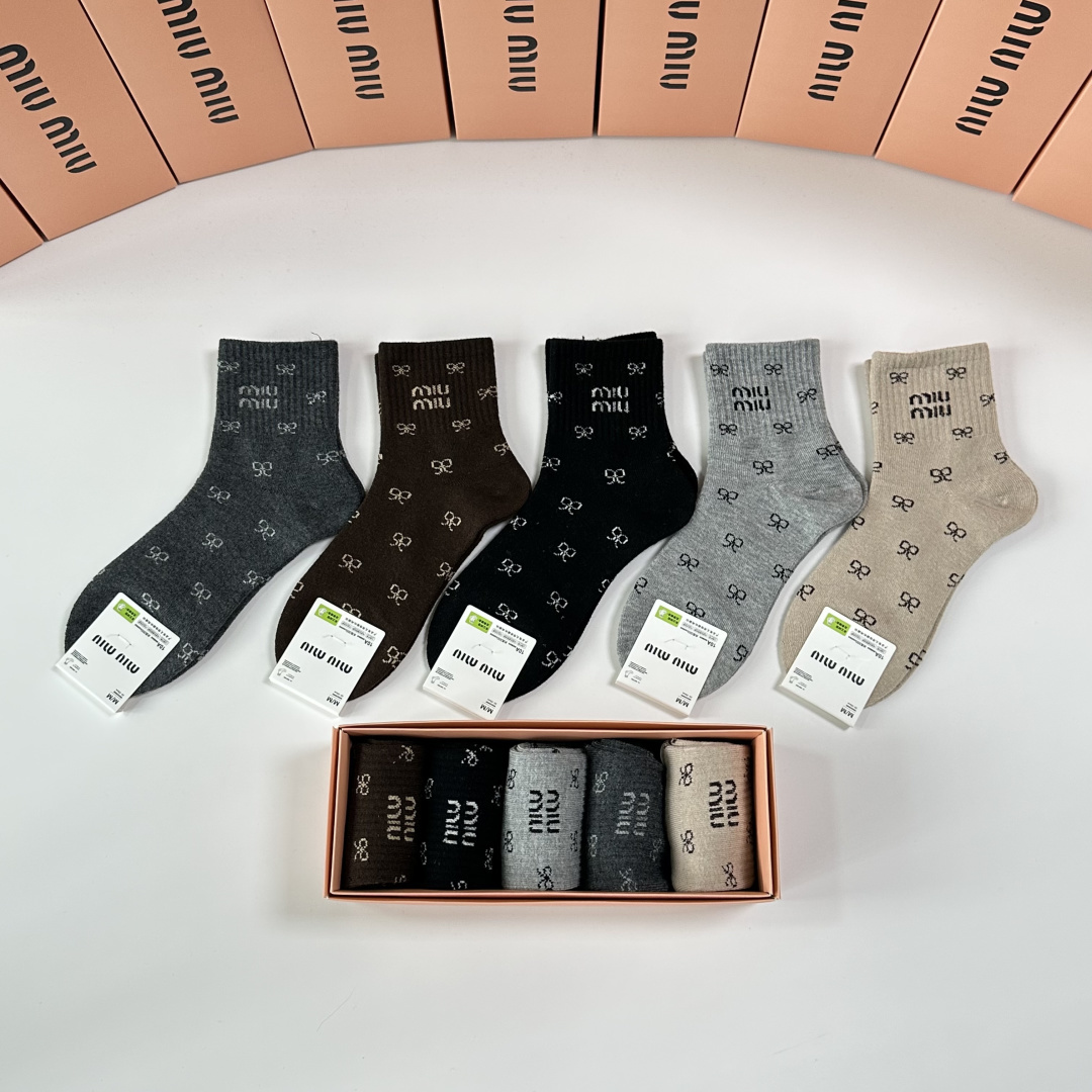💛配专柜包装MiuMiu（缪缪）新款羊毛中长款堆堆袜袜子！一盒五双，专柜同步筒袜袜子，💛大牌出街，潮人必
