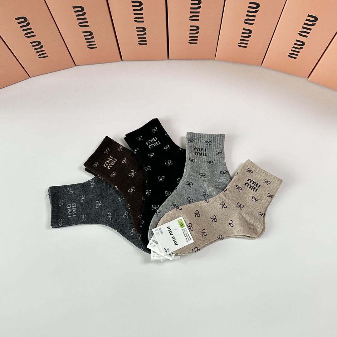 💛配专柜包装MiuMiu（缪缪）新款羊毛中长款堆堆袜袜子！一盒五双，专柜同步筒袜袜子，💛大牌出街，潮人必