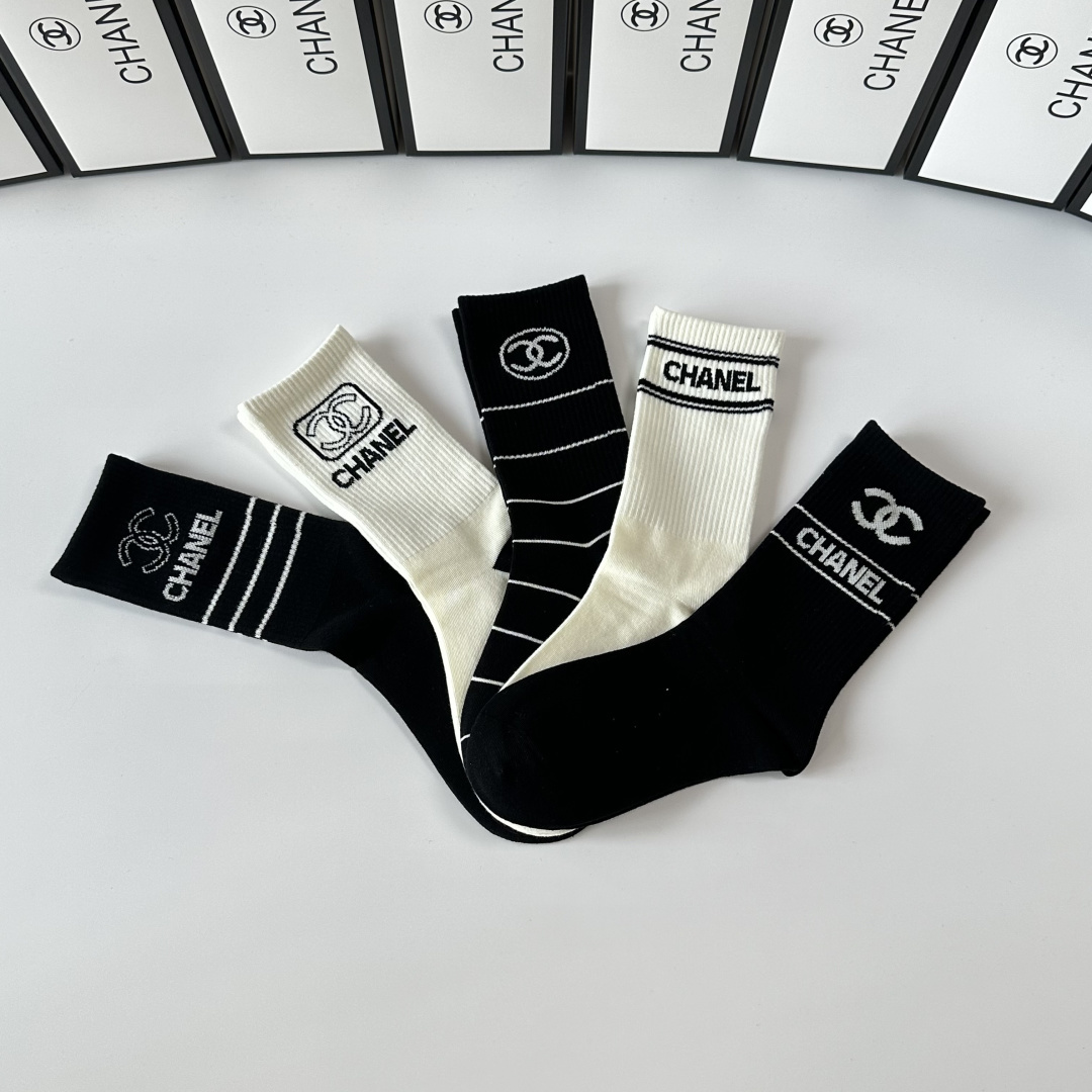 💛配包装Chanel（香奈儿）新款中长款堆堆袜袜子！一盒五双， 专柜同步筒款袜子，💛大牌出街，潮人必备🔥