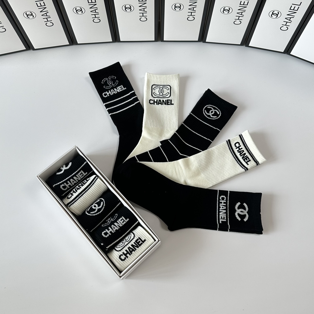 💛配包装Chanel（香奈儿）新款中长款堆堆袜袜子！一盒五双， 专柜同步筒款袜子，💛大牌出街，潮人必备🔥