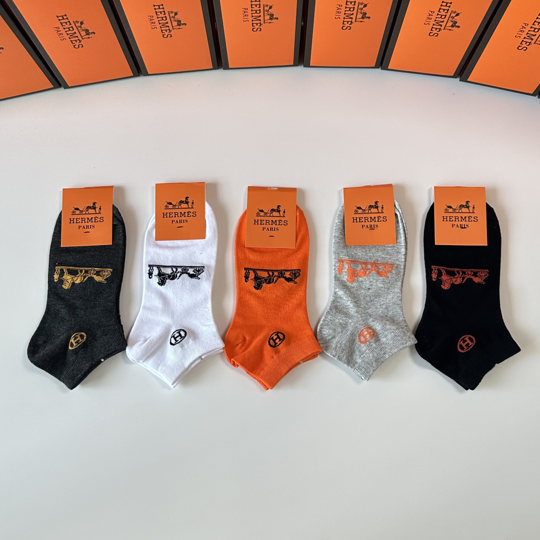 💛配专柜包装Hermes （爱马仕）新款中短款堆堆袜袜子！一盒五双，专柜同步筒袜袜子，💛大牌出街，潮人必
