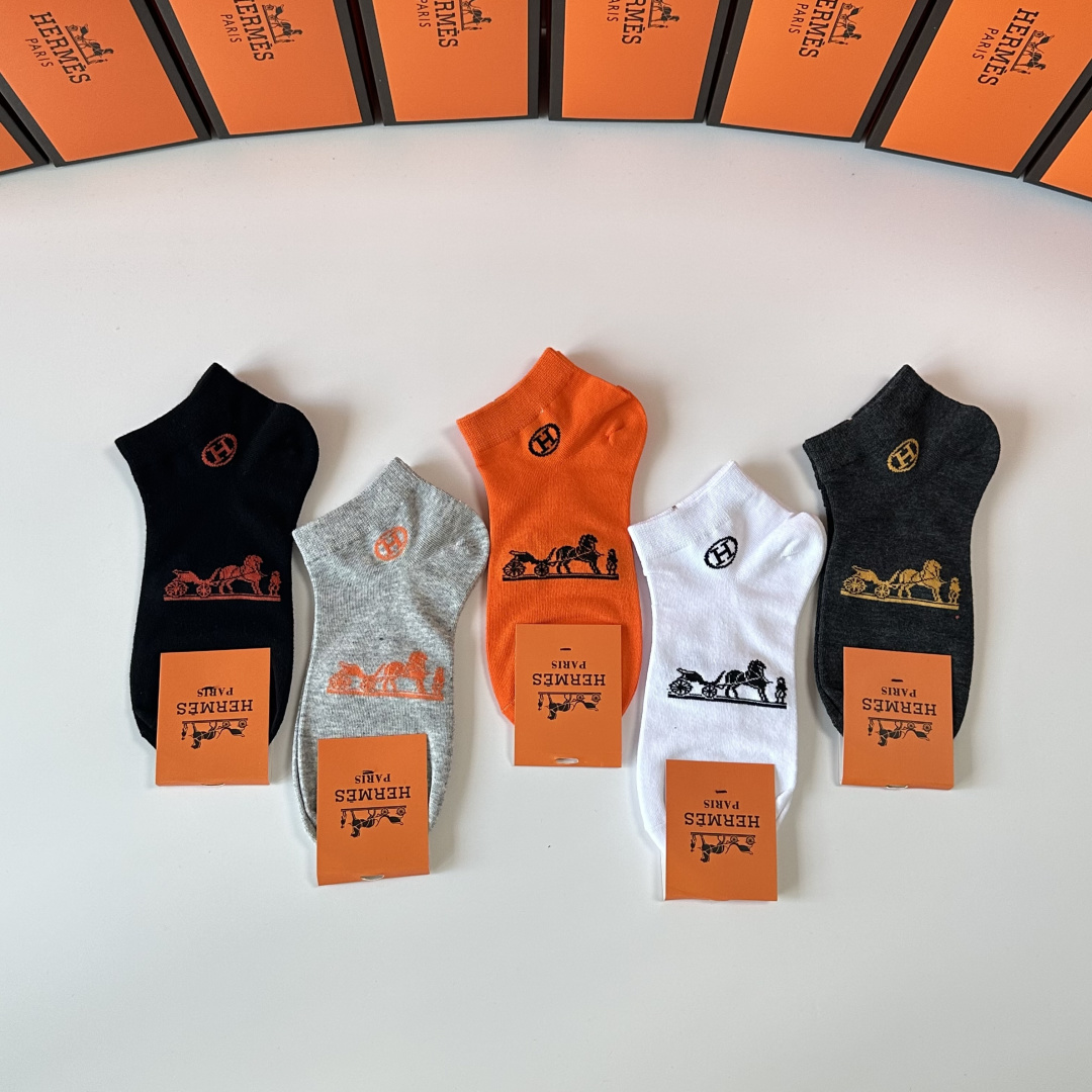 💛配专柜包装Hermes （爱马仕）新款中短款堆堆袜袜子！一盒五双，专柜同步筒袜袜子，💛大牌出街，潮人必