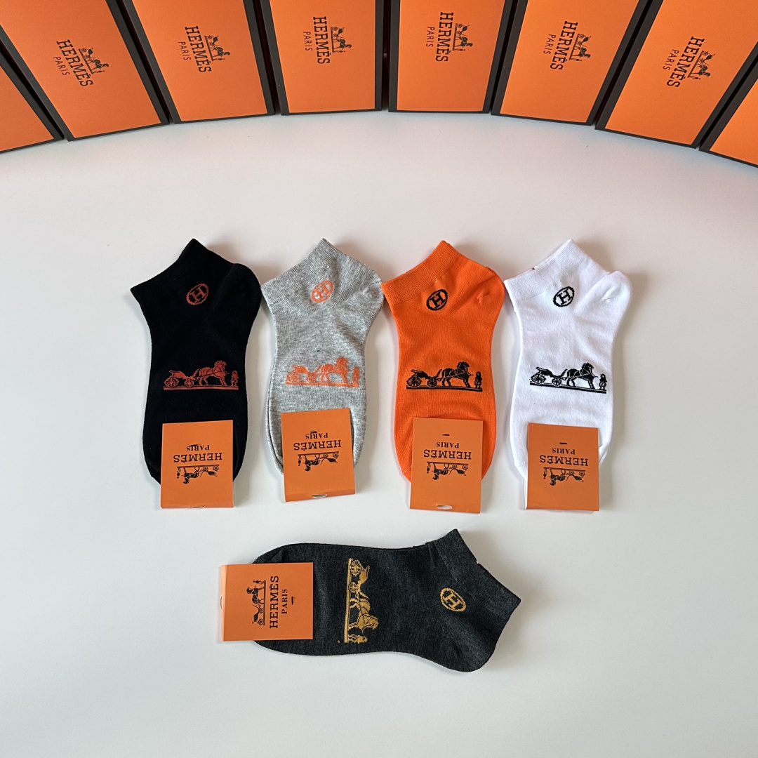 💛配专柜包装Hermes （爱马仕）新款中短款堆堆袜袜子！一盒五双，专柜同步筒袜袜子，💛大牌出街，潮人必