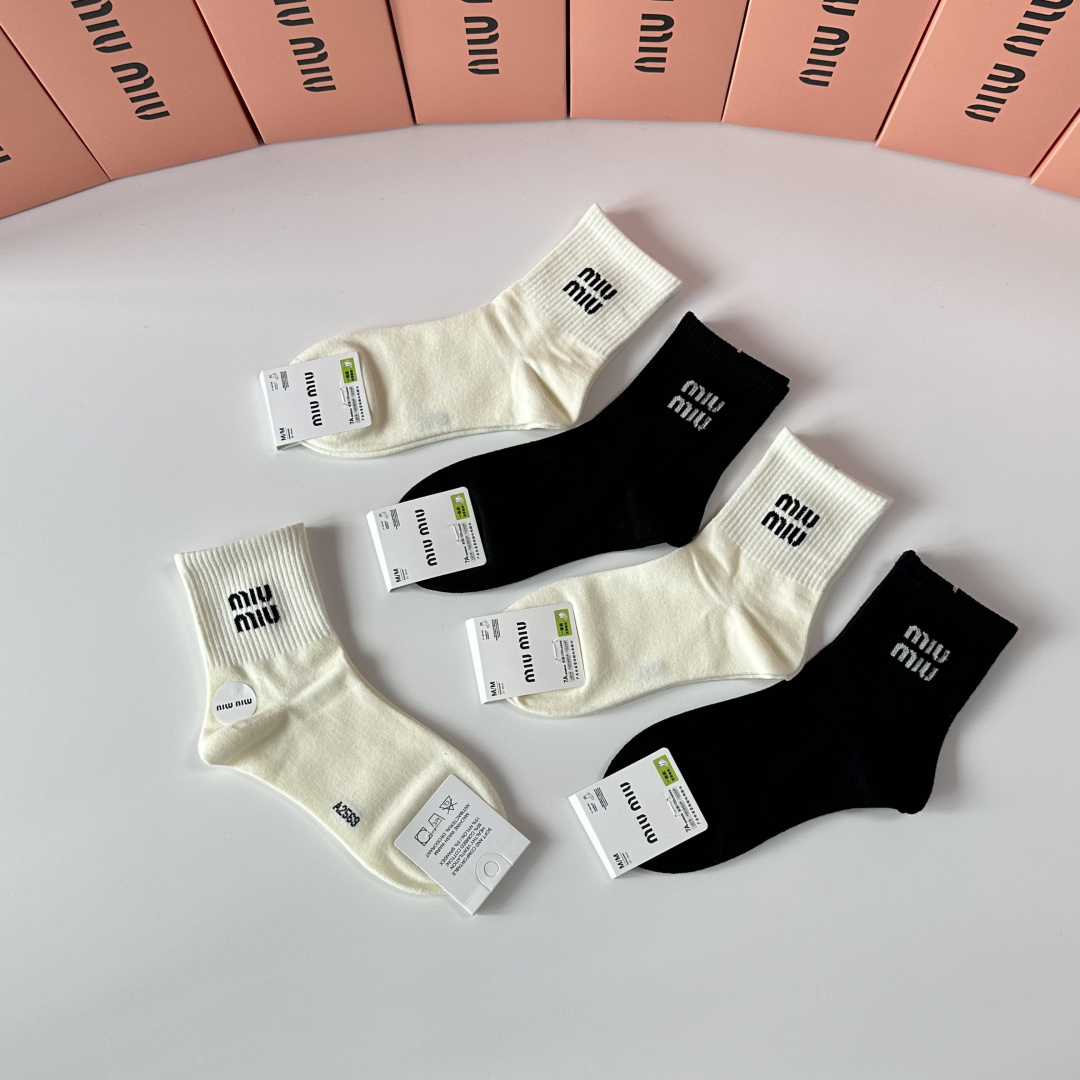 💛配包装MiuMiu（缪缪）新款中长款堆堆袜袜子！一盒五双， 专柜同步筒款袜子，💛大牌出街，潮人必备🔥超