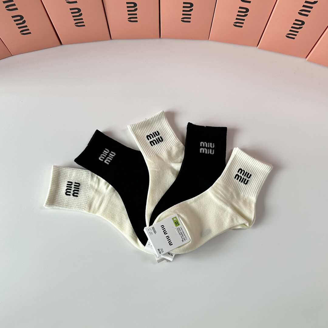 💛配包装MiuMiu（缪缪）新款中长款堆堆袜袜子！一盒五双， 专柜同步筒款袜子，💛大牌出街，潮人必备🔥超