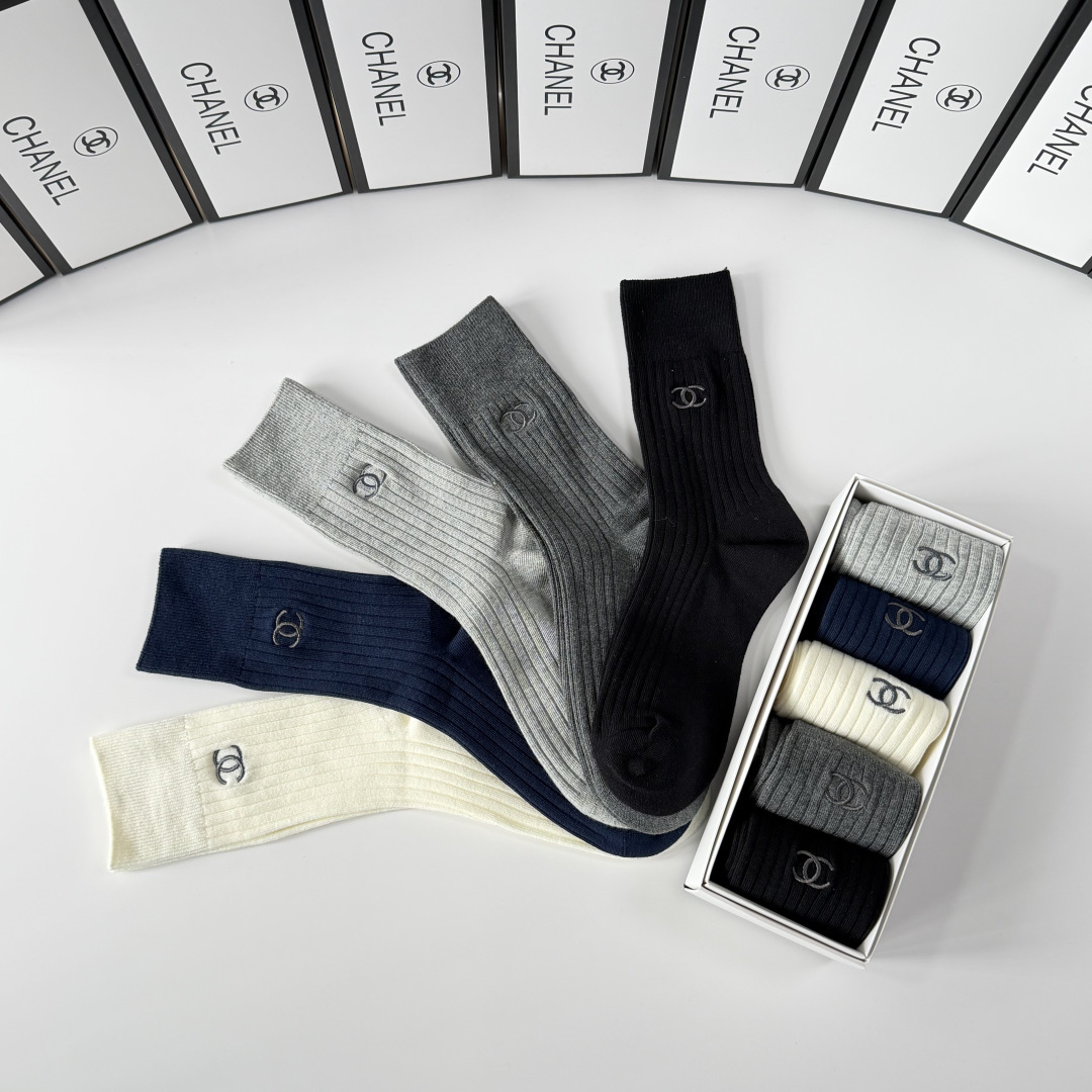 💛配专柜包装Chanel（香奈儿）新款针织刺绣中长款堆堆袜袜子！一盒五双，专柜同步筒袜袜子，💛大牌出街，