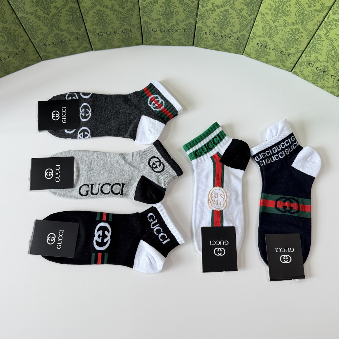 💛配包装Gucci（古驰）新款经典中短款堆堆袜袜子！一盒五双， 专柜同步筒袜袜子，💛大牌出街，潮人必备🔥