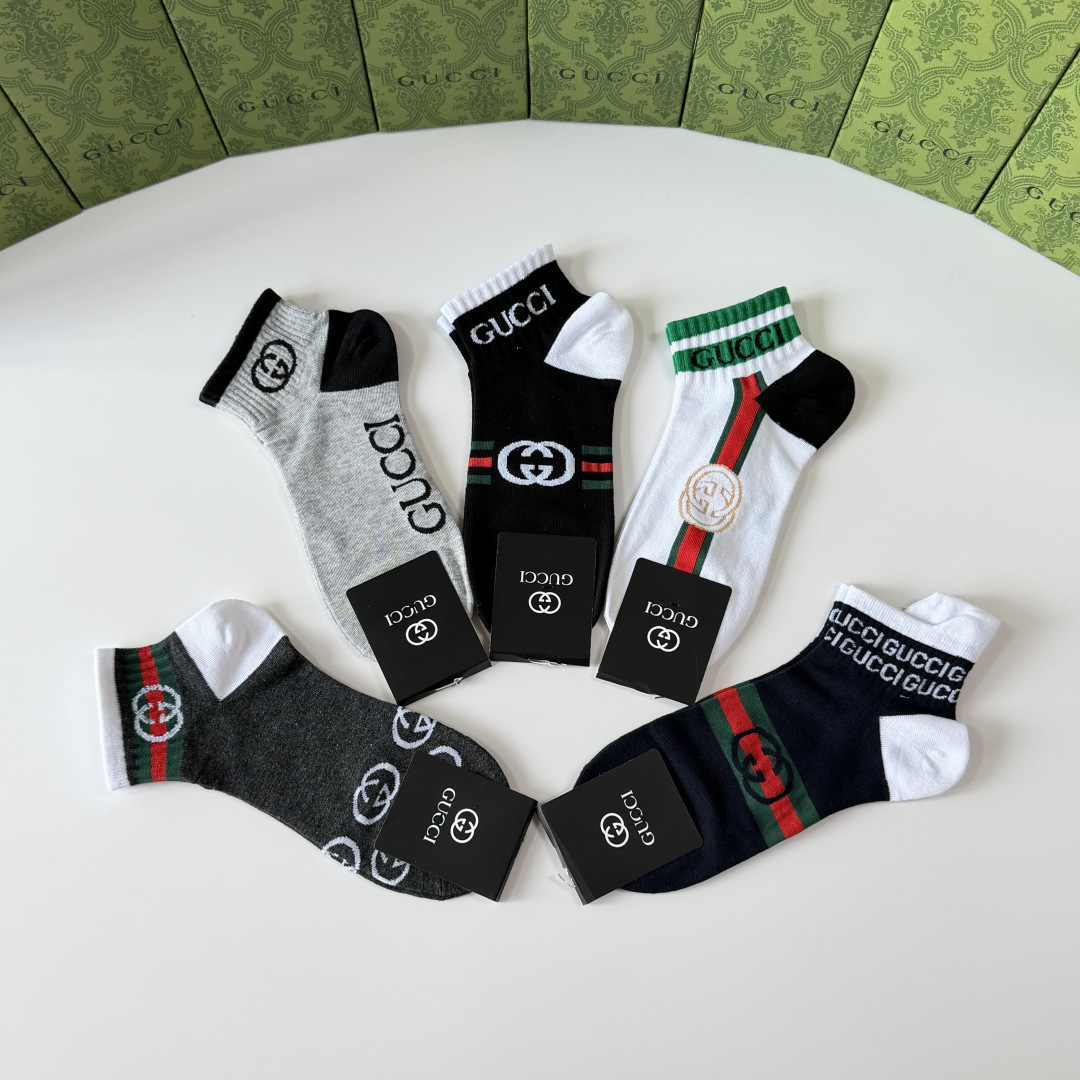 💛配包装Gucci（古驰）新款经典中短款堆堆袜袜子！一盒五双， 专柜同步筒袜袜子，💛大牌出街，潮人必备🔥