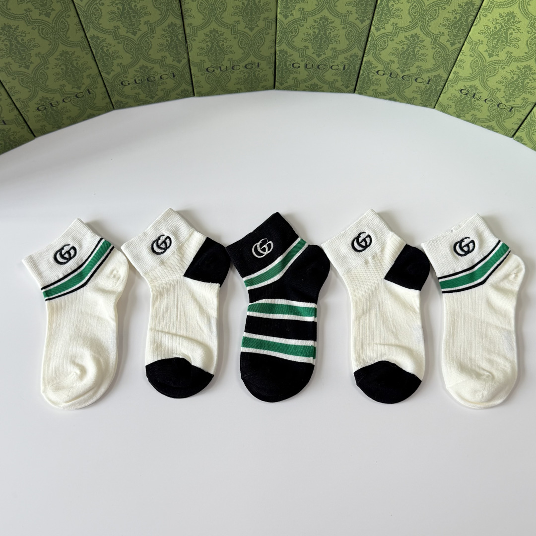 💛配包装Gucci（古驰）新款经典刺绣中短款堆堆袜袜子！一盒五双， 专柜同步筒袜袜子，💛大牌出街，潮人必