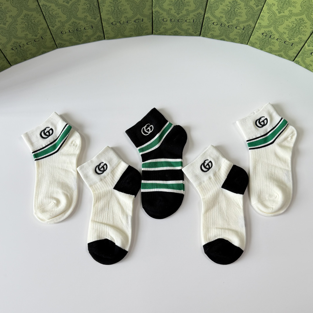 💛配包装Gucci（古驰）新款经典刺绣中短款堆堆袜袜子！一盒五双， 专柜同步筒袜袜子，💛大牌出街，潮人必