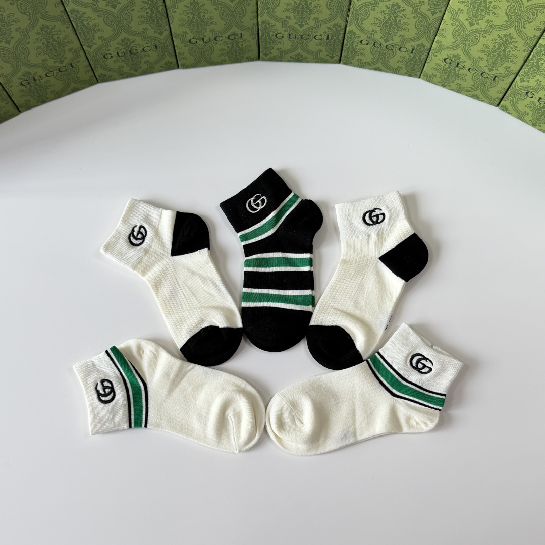 💛配包装Gucci（古驰）新款经典刺绣中短款堆堆袜袜子！一盒五双， 专柜同步筒袜袜子，💛大牌出街，潮人必