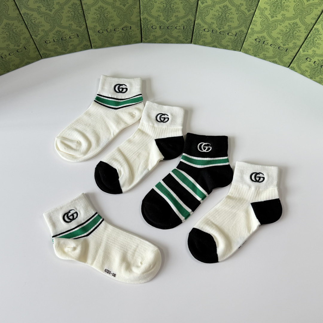 💛配包装Gucci（古驰）新款经典刺绣中短款堆堆袜袜子！一盒五双， 专柜同步筒袜袜子，💛大牌出街，潮人必