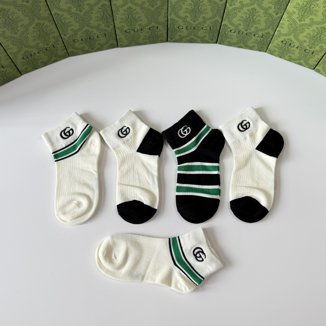 💛配包装Gucci（古驰）新款经典刺绣中短款堆堆袜袜子！一盒五双， 专柜同步筒袜袜子，💛大牌出街，潮人必
