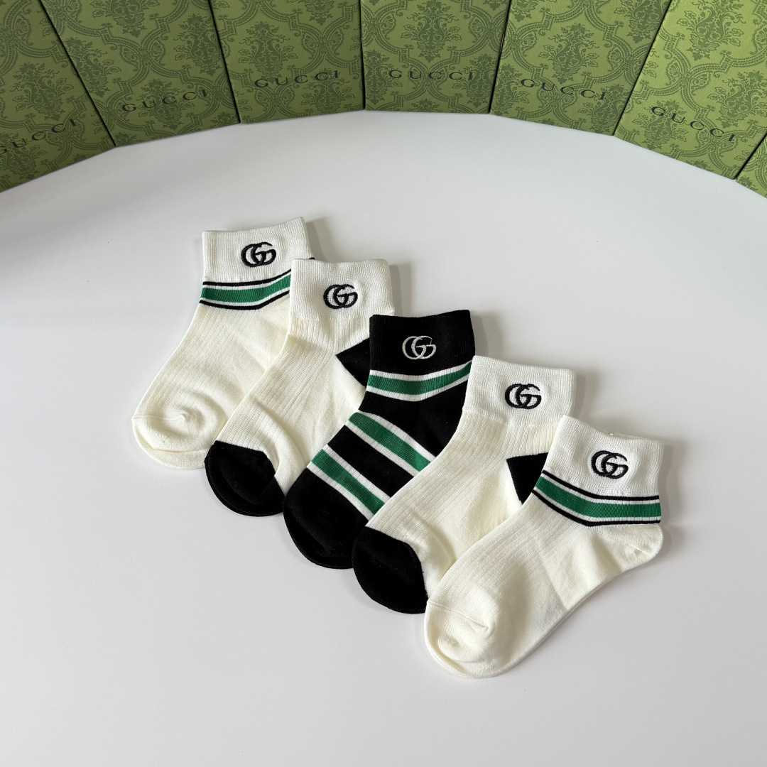 💛配包装Gucci（古驰）新款经典刺绣中短款堆堆袜袜子！一盒五双， 专柜同步筒袜袜子，💛大牌出街，潮人必